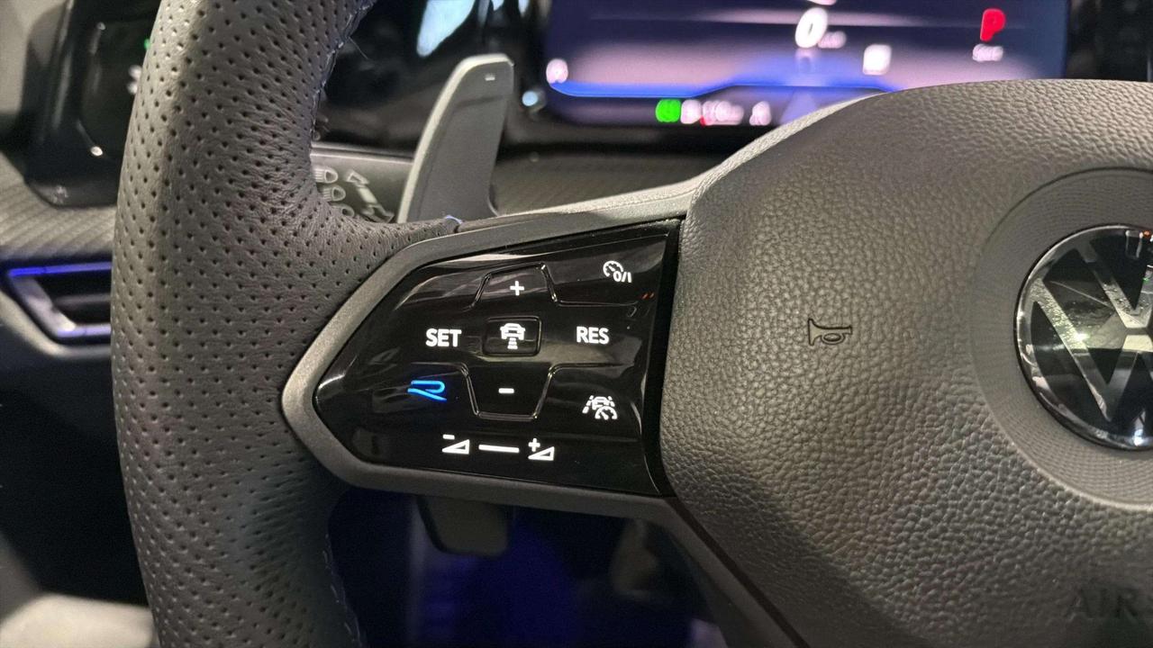 2022 Volkswagen Golf R Photo