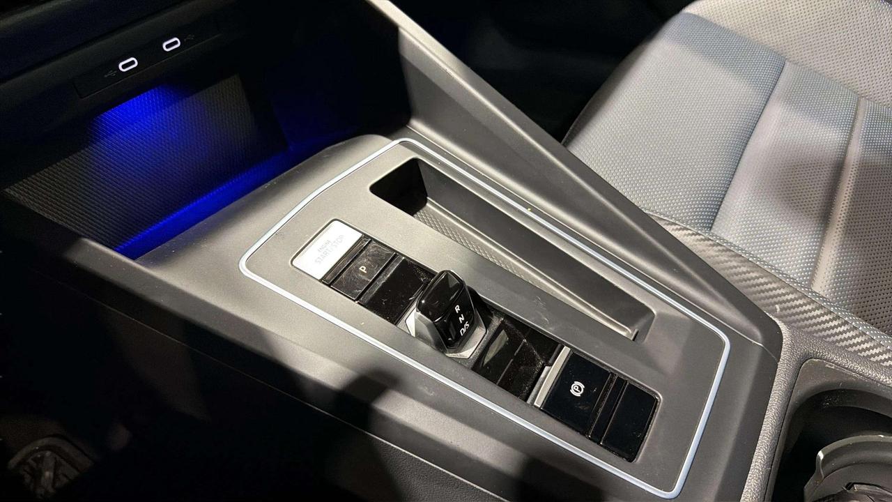 2022 Volkswagen Golf R Photo