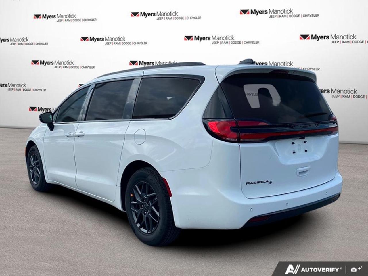 2027 Chrysler Pacifica Select Photo