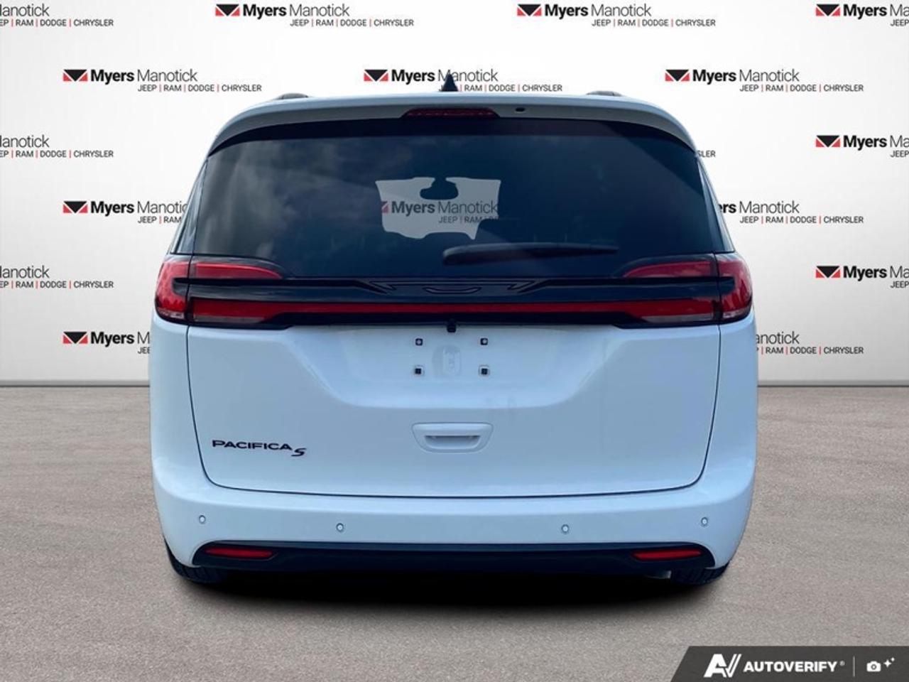 2027 Chrysler Pacifica Select Photo