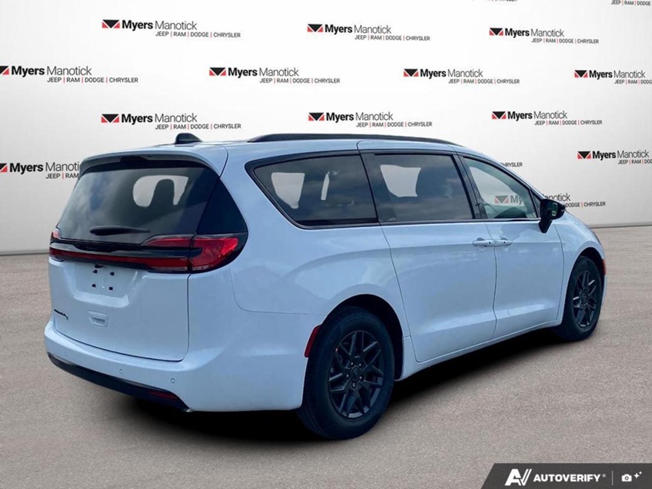 2027 Chrysler Pacifica Select Photo