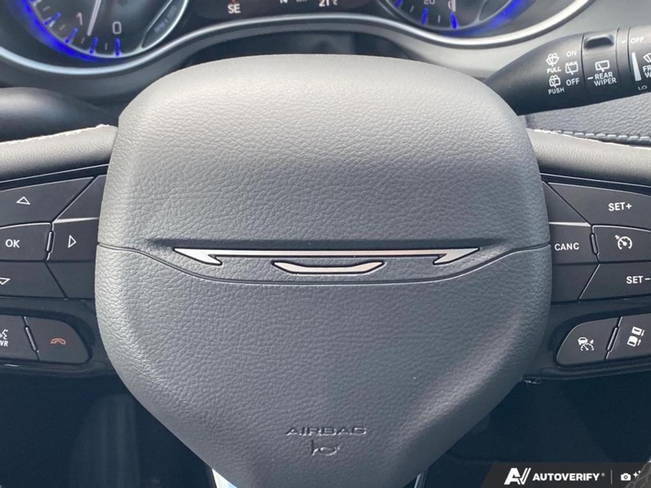 2027 Chrysler Pacifica Select Photo