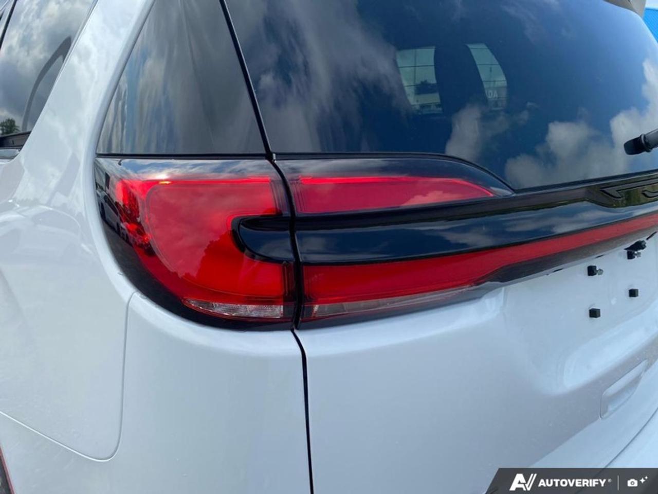 2027 Chrysler Pacifica Select Photo