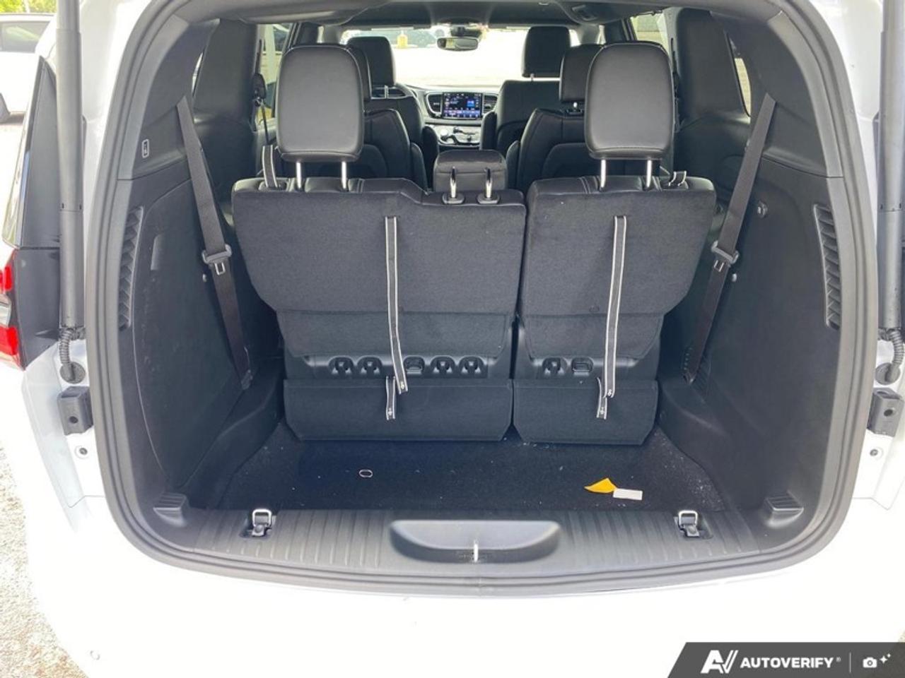 2027 Chrysler Pacifica Select Photo
