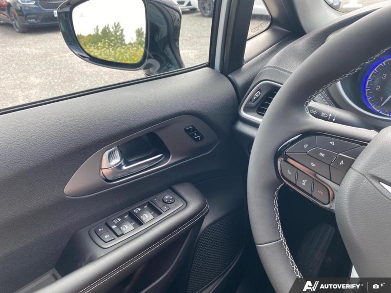 2027 Chrysler Pacifica Select Photo