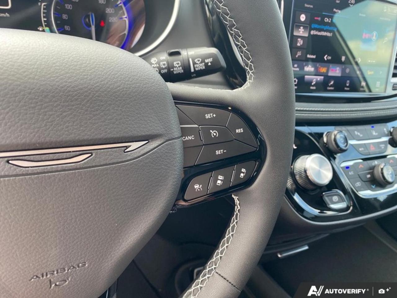 2027 Chrysler Pacifica Select Photo