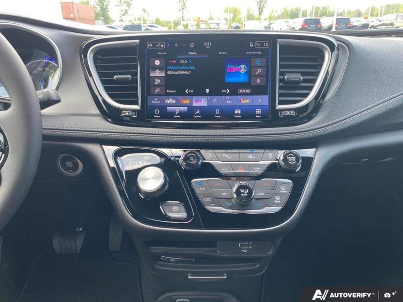 2027 Chrysler Pacifica Select Photo