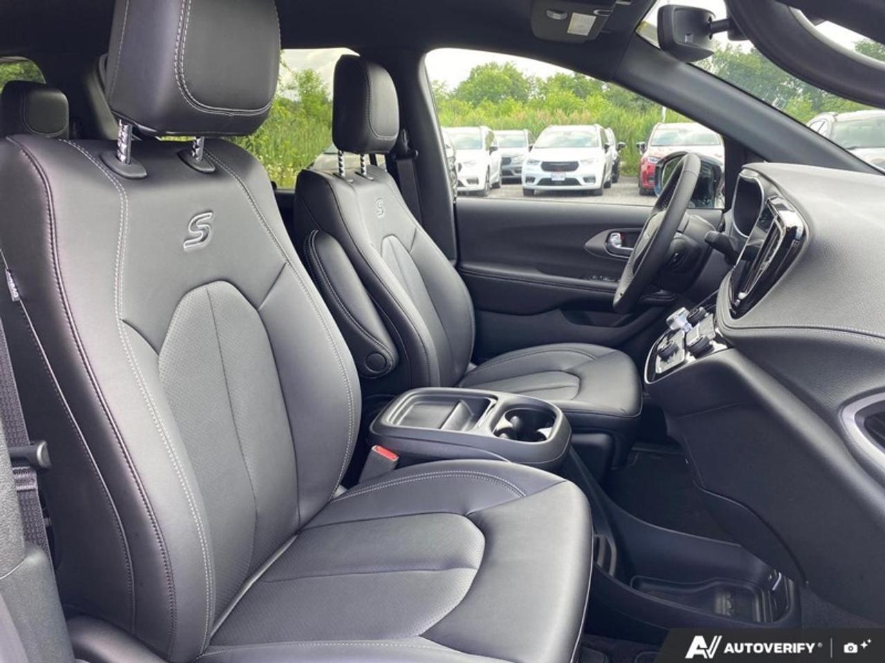 2027 Chrysler Pacifica Select Photo