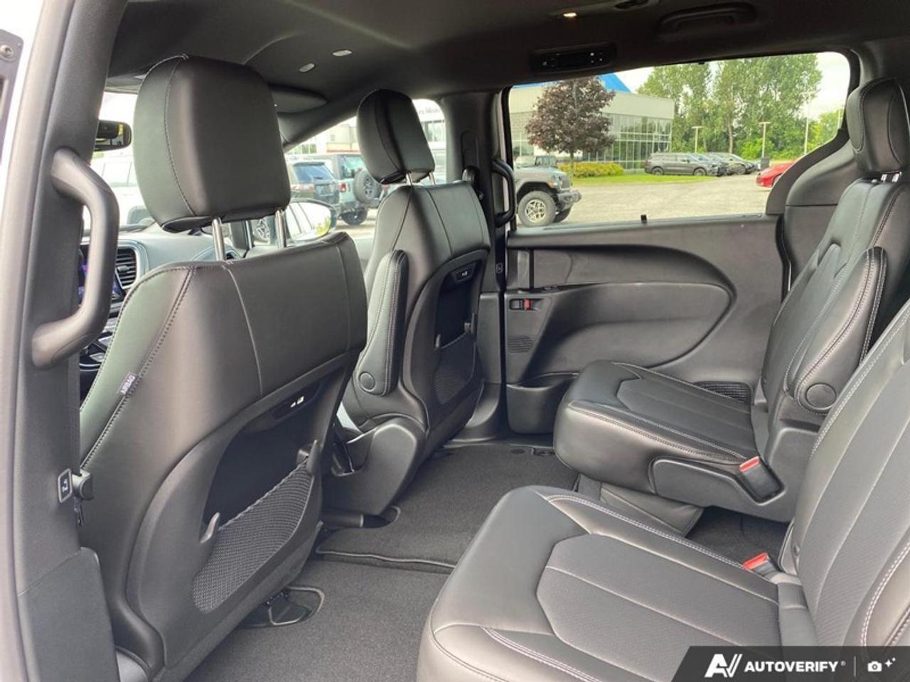 2027 Chrysler Pacifica Select Photo
