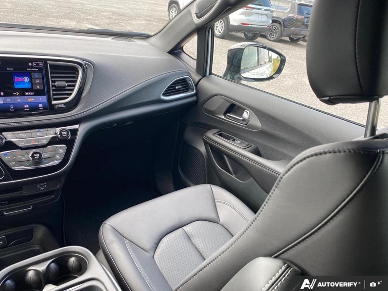 2027 Chrysler Pacifica Select Photo