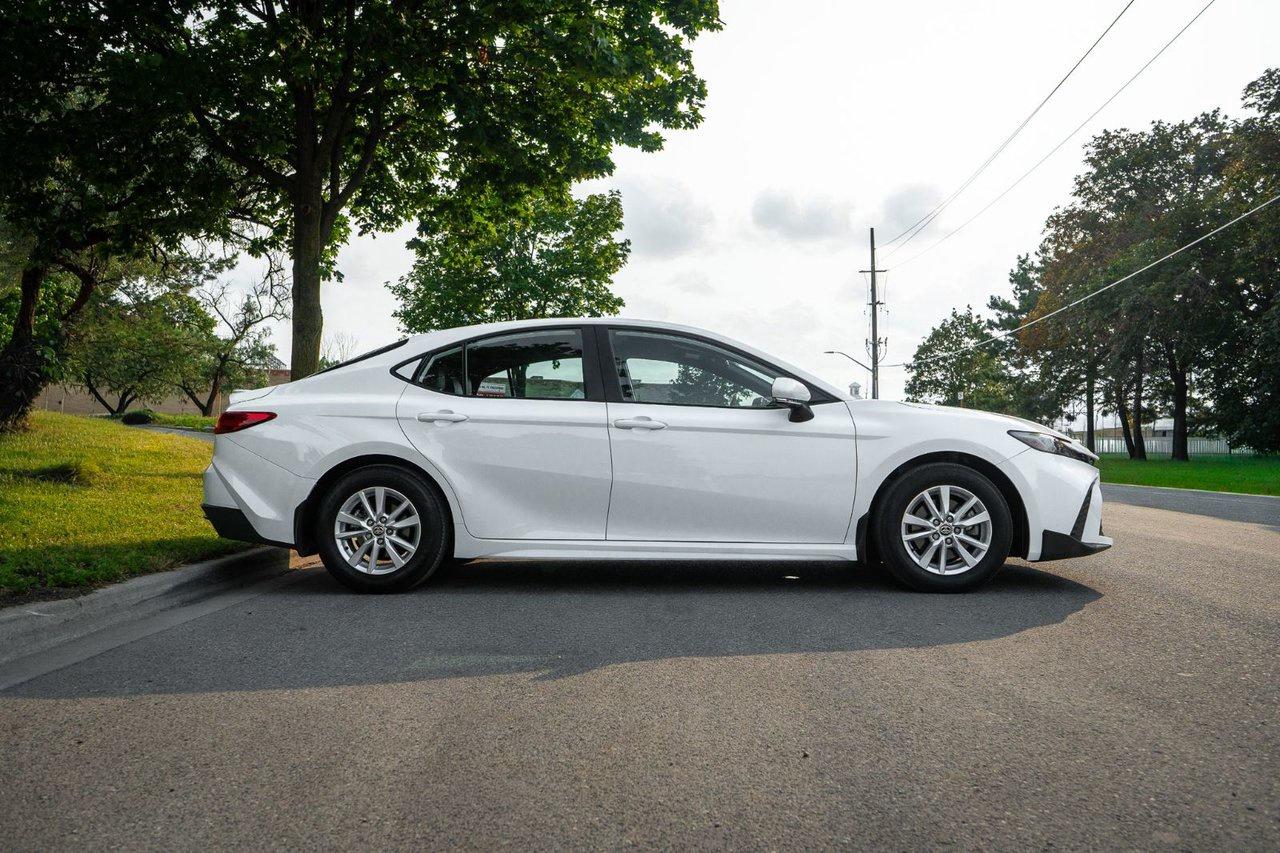 2025 Toyota Camry SE Photo
