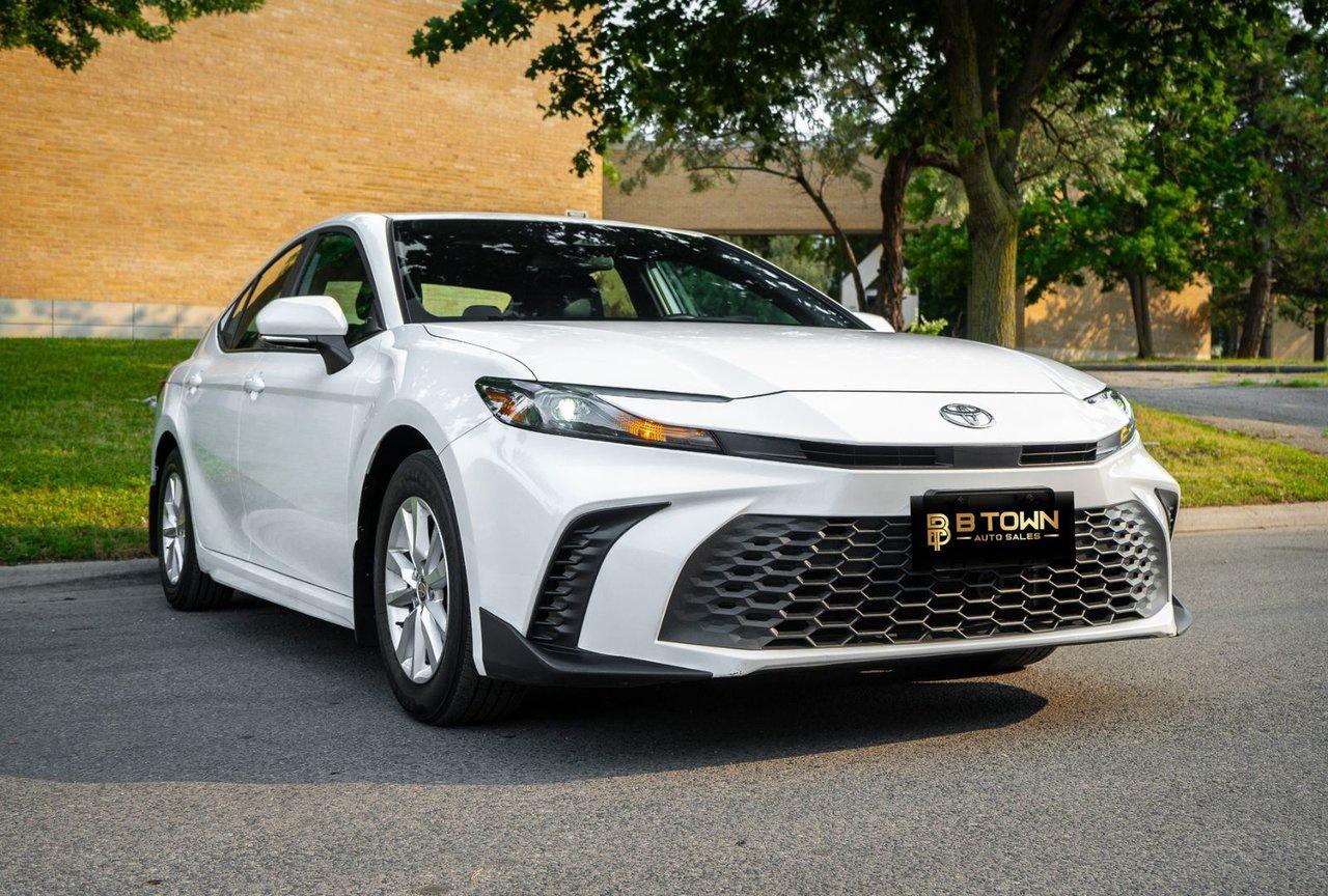 2025 Toyota Camry SE Photo2