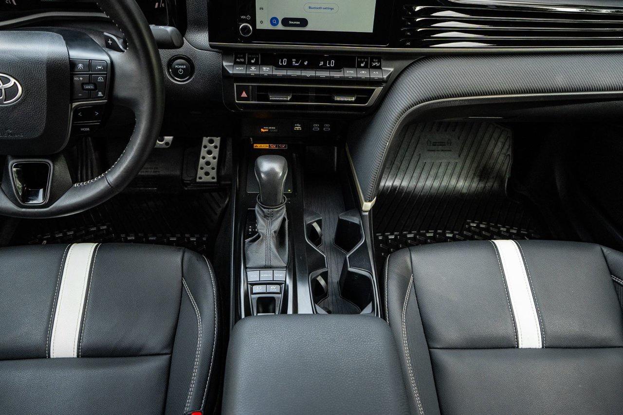 2025 Toyota Camry SE Photo