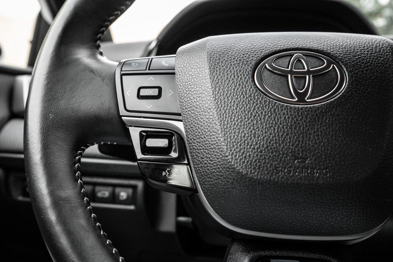 2025 Toyota Camry SE Photo