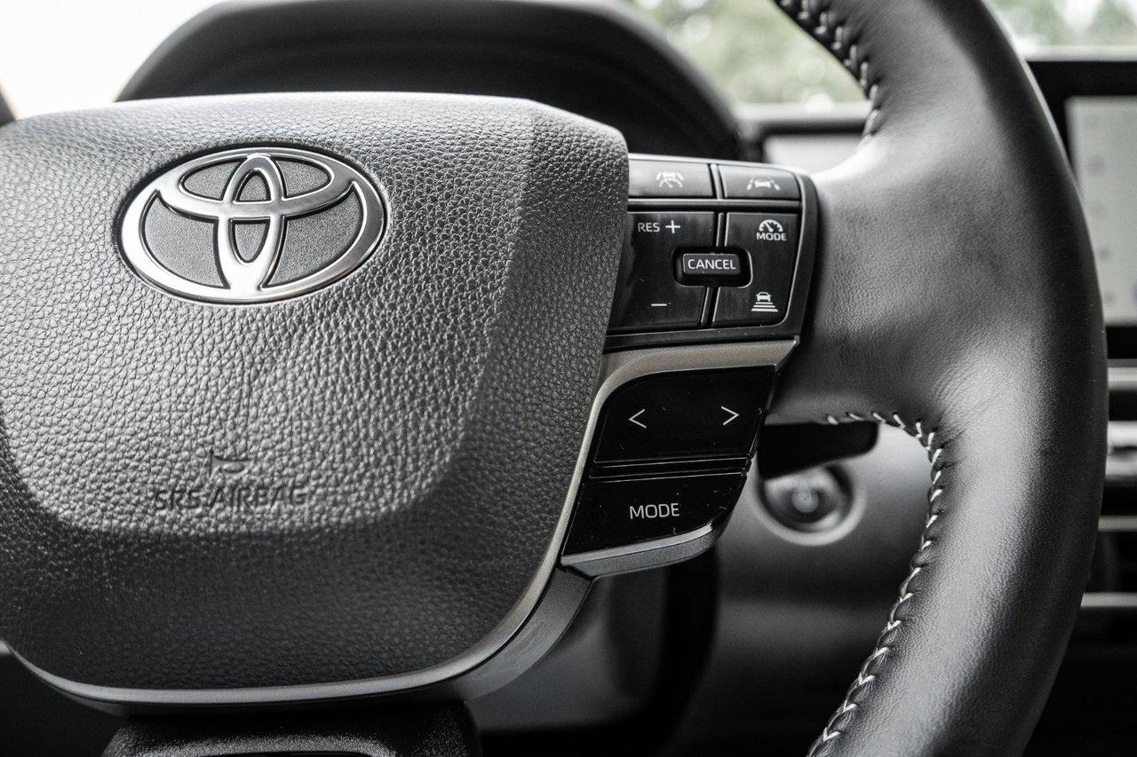 2025 Toyota Camry SE Photo