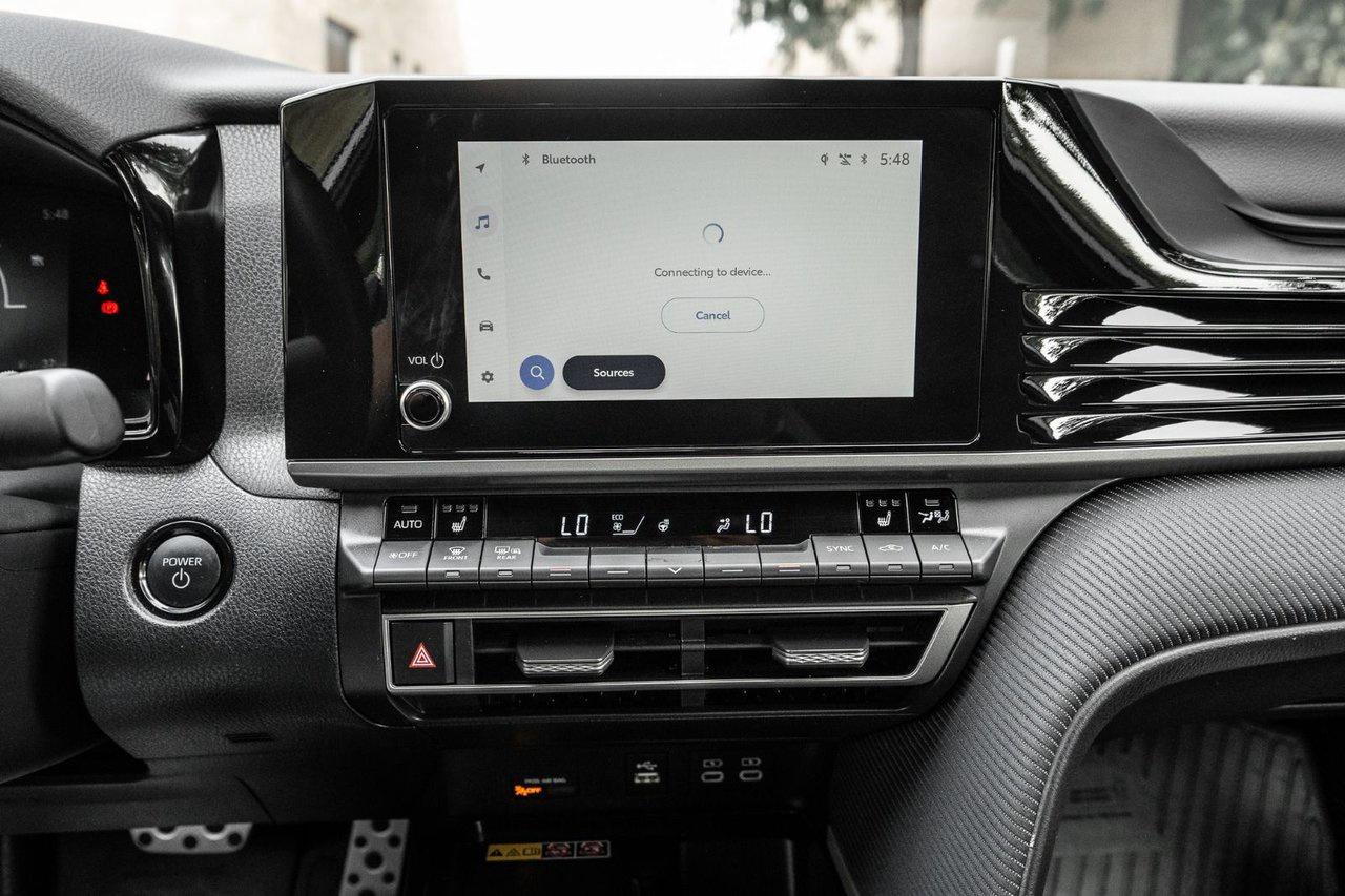 2025 Toyota Camry SE Photo