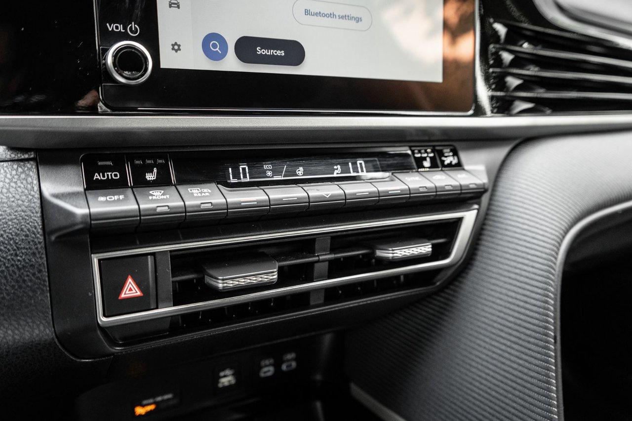 2025 Toyota Camry SE Photo