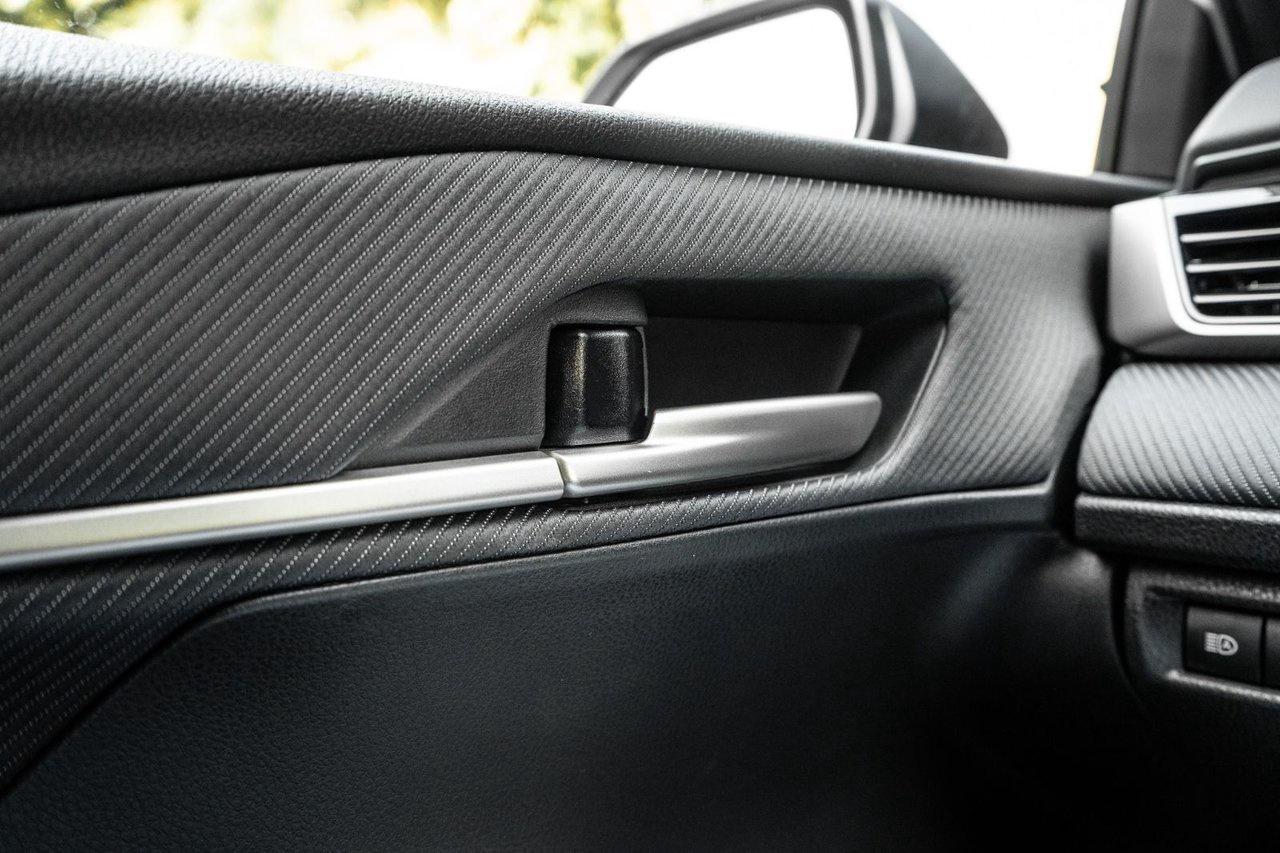 2025 Toyota Camry SE Photo