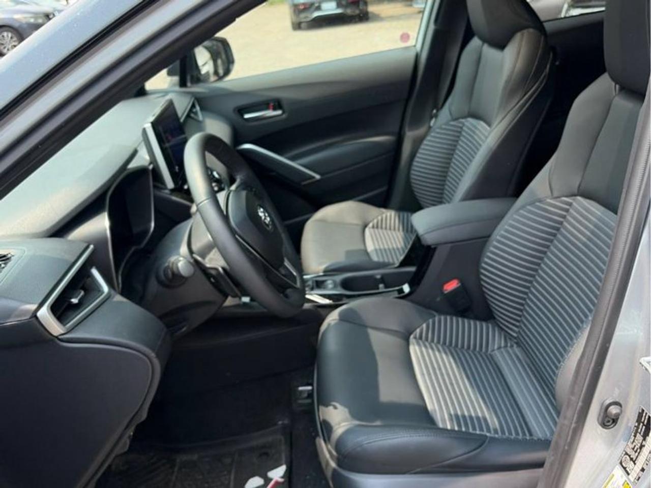2025 Toyota Corolla Cross Hybrid XSE AWD | Loaded | Sunroof | Leather | Power Seat | Wireless Charger | Power Hatch and More ! Photo2
