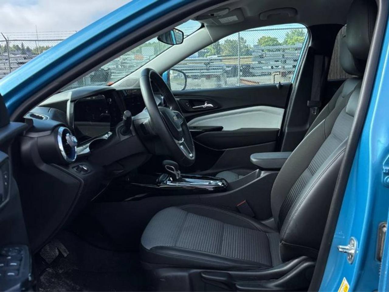 2025 Chevrolet Trax LT | Blackout Package | Heated Seats + Steering | Remote Start | Adaptive Cruise | BSM and More ! Photo2