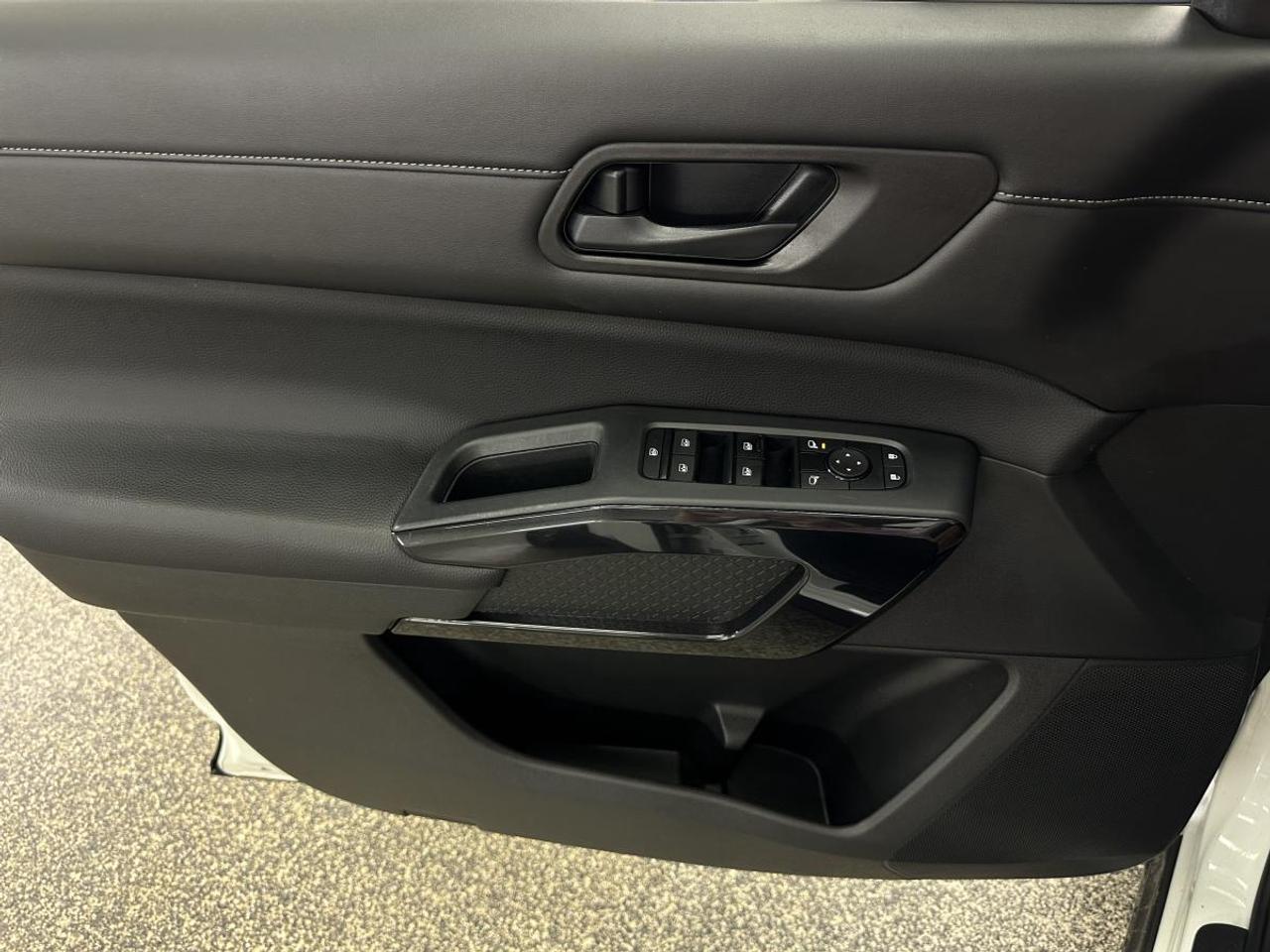 2024 Nissan Pathfinder SV 4WD Photo