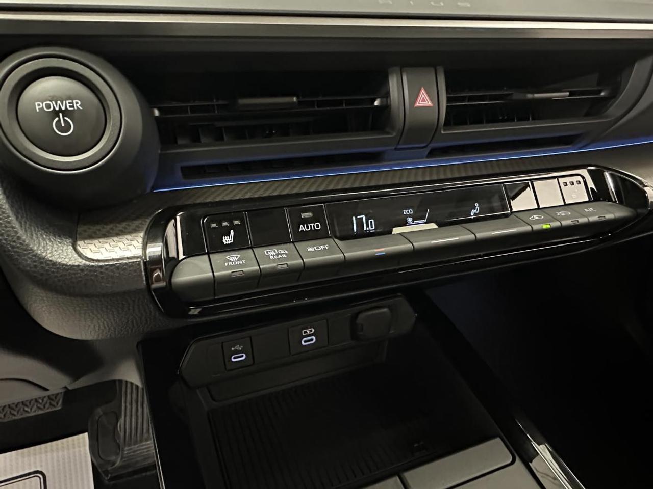 2024 Toyota Prius XLE AWD - HYBRID/GPS/CAR PLAY/DIRECT OFF TOYOTA LEASE! Photo