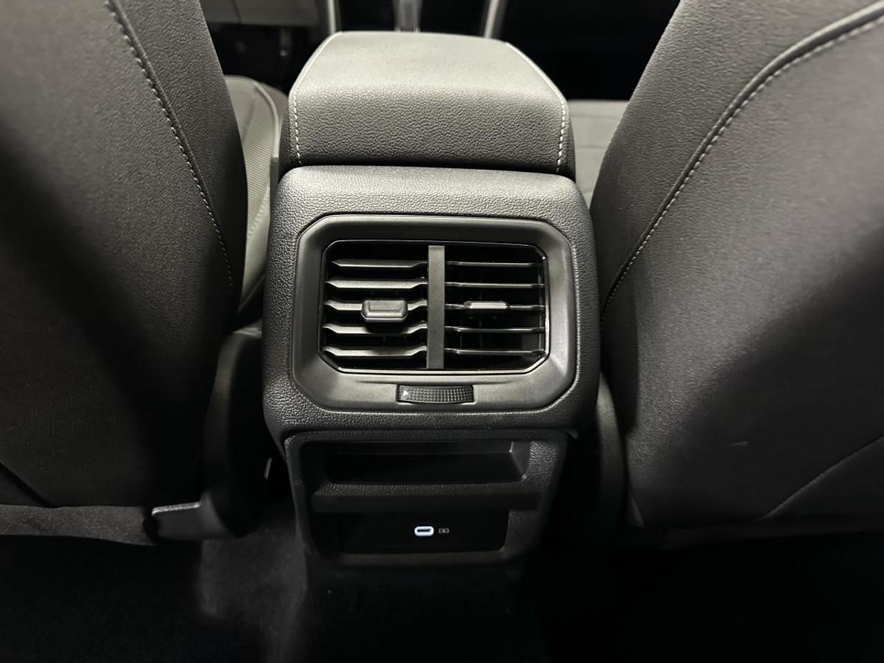 2025 Volkswagen Taos Comfortline Black Edition 4MOTION Photo