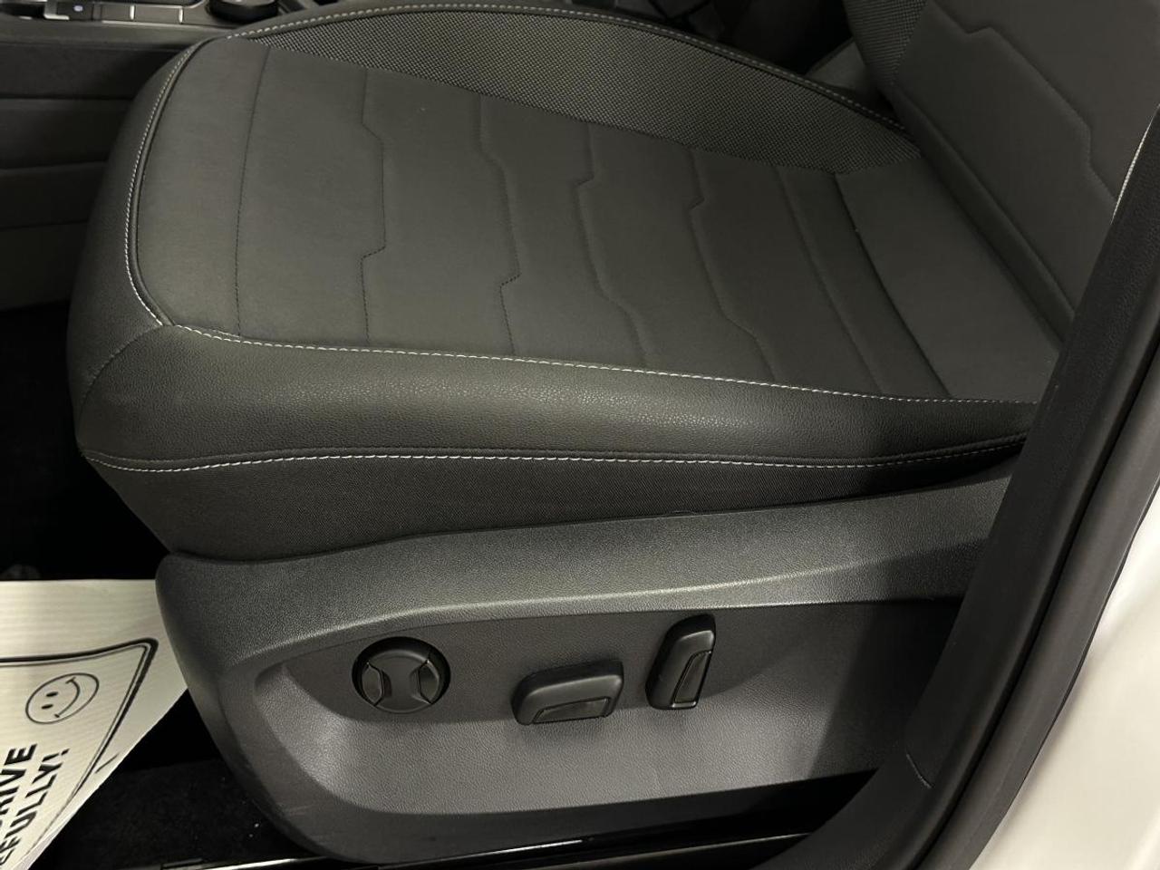 2025 Volkswagen Taos Comfortline Black Edition 4MOTION Photo