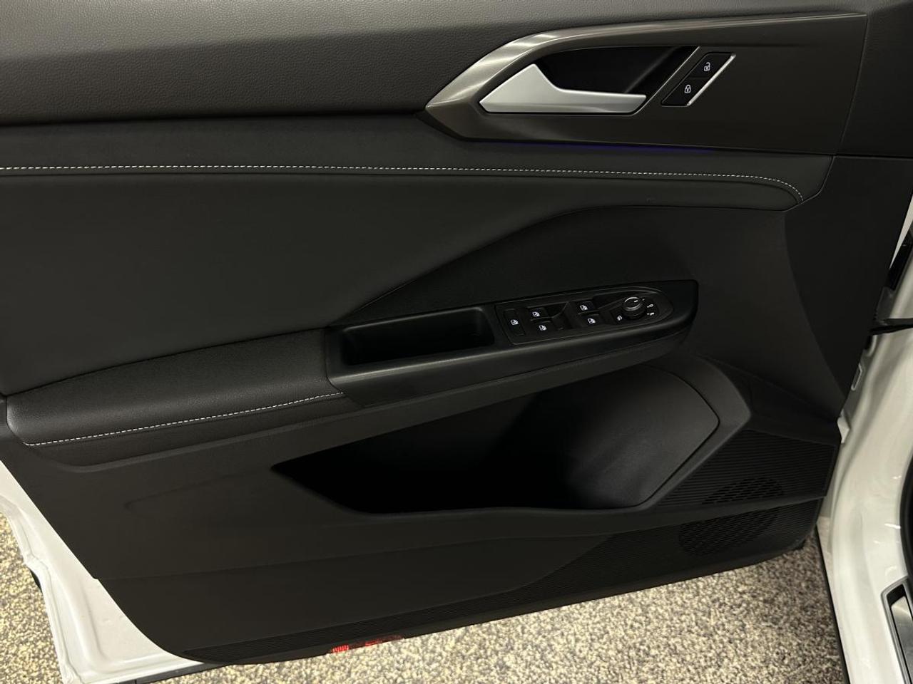 2025 Volkswagen Taos Comfortline Black Edition 4MOTION Photo
