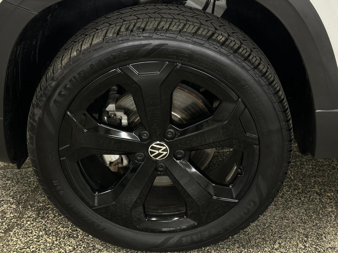 2025 Volkswagen Taos Comfortline Black Edition 4MOTION Photo
