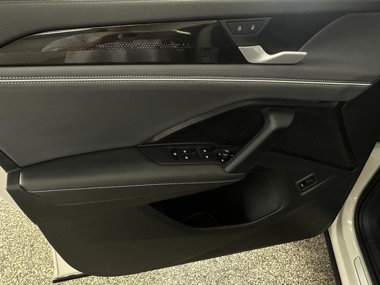 2025 Volkswagen Tiguan HIGHLINE R-LINE 4MOTION Photo