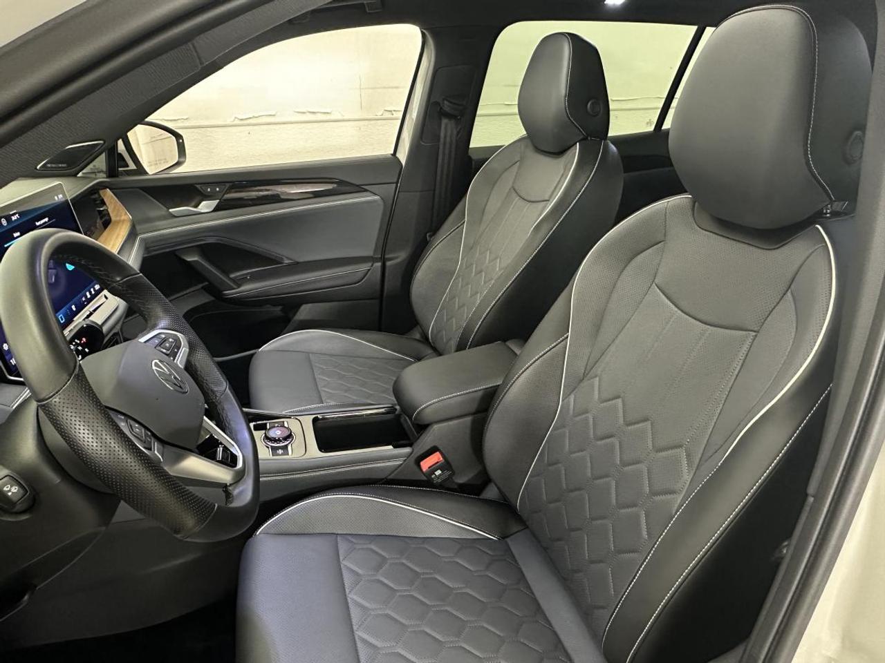 2025 Volkswagen Tiguan HIGHLINE R-LINE 4MOTION Photo