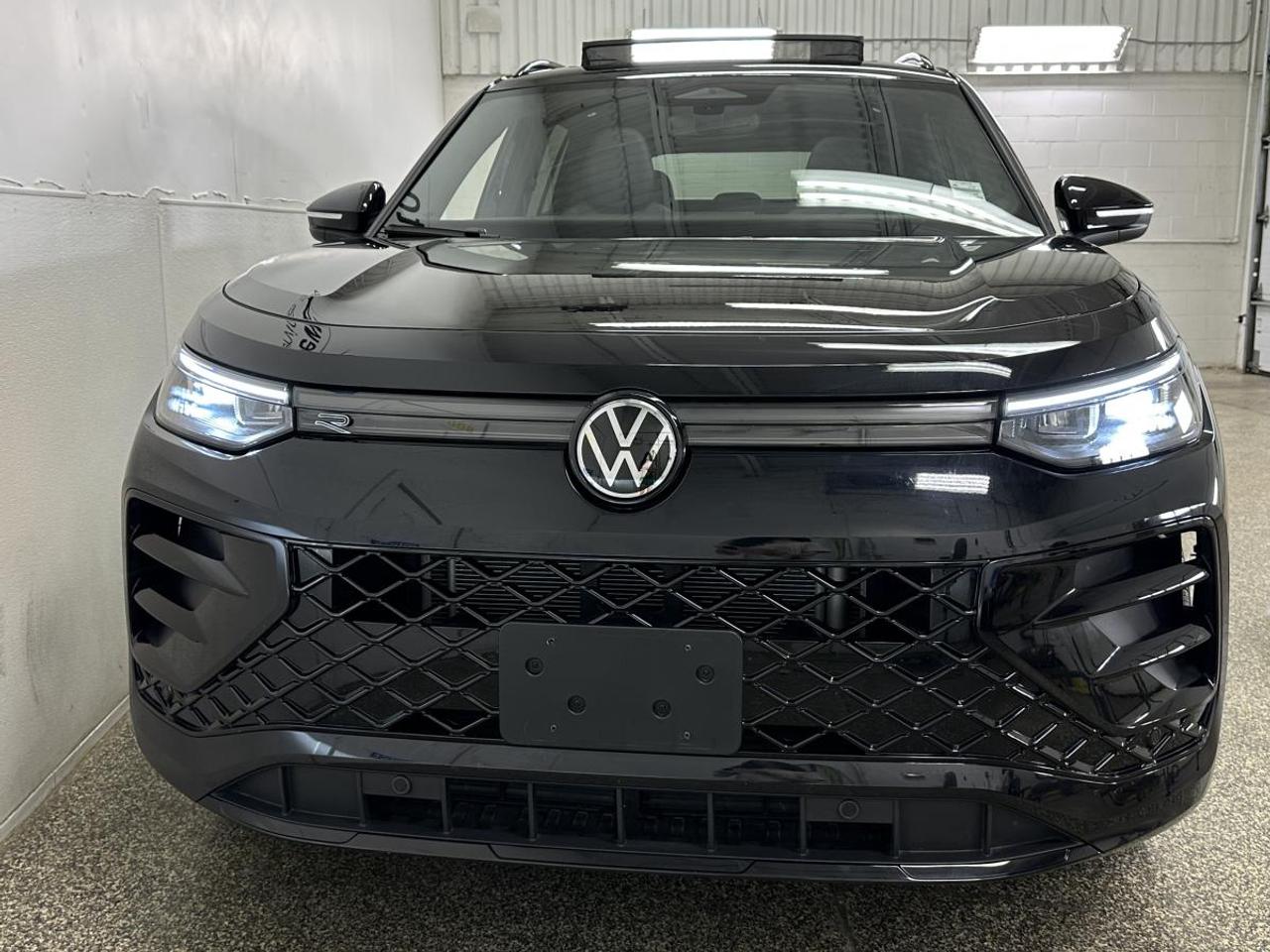 2026 Volkswagen Tiguan Comfortline R-Line Black Edition 4MOTION Photo