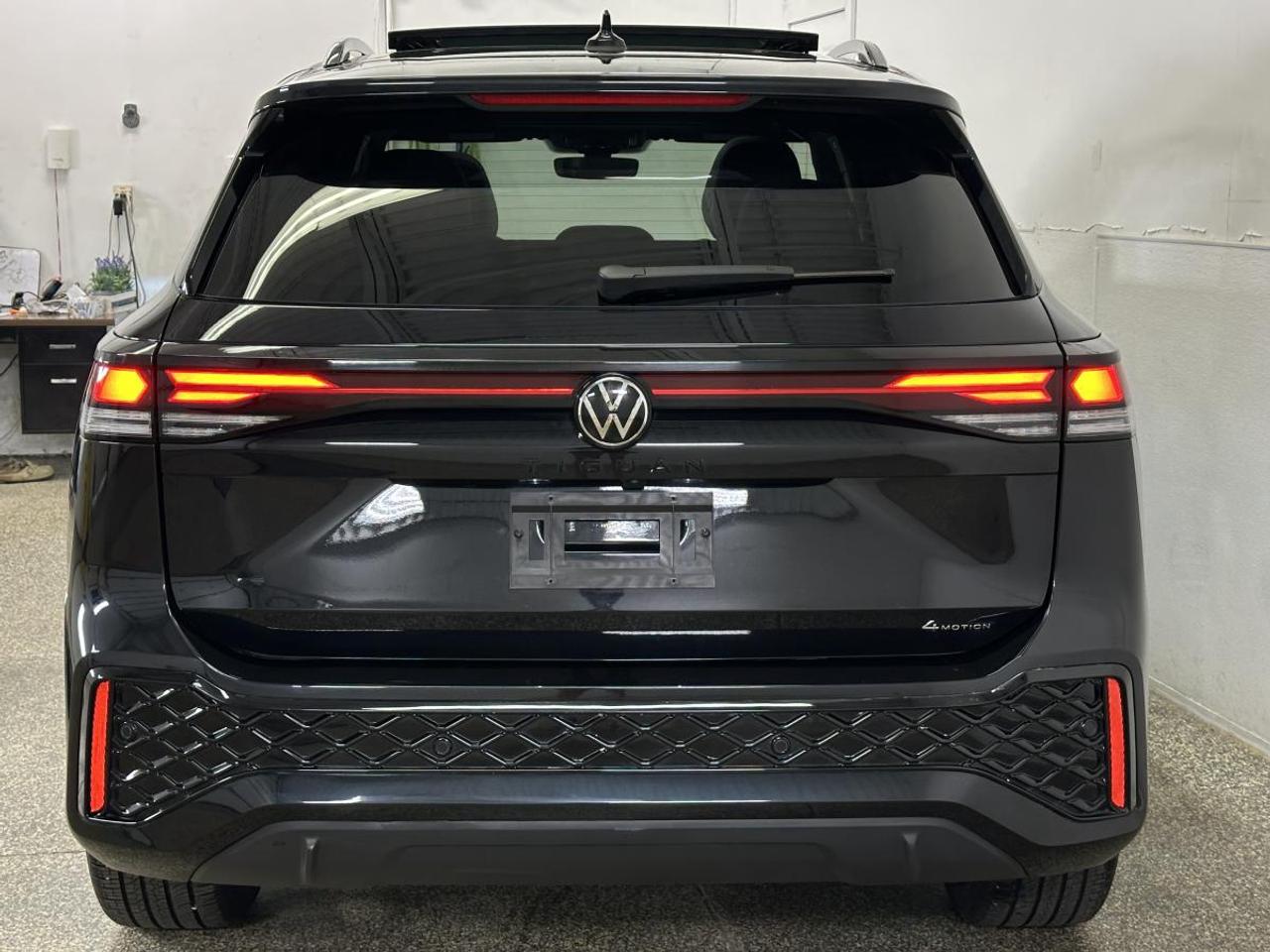 2026 Volkswagen Tiguan Comfortline R-Line Black Edition 4MOTION Photo