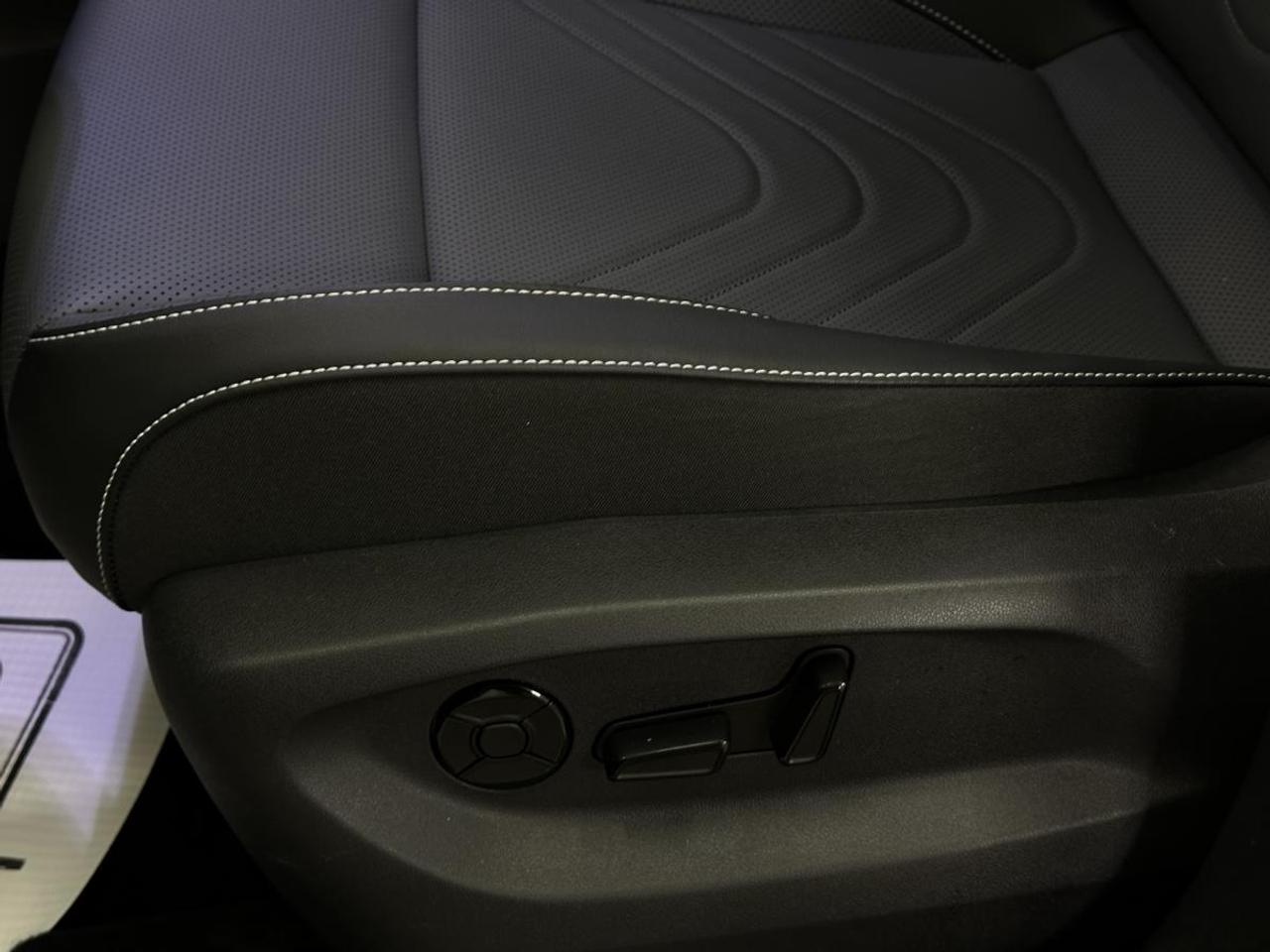2026 Volkswagen Tiguan Comfortline R-Line Black Edition 4MOTION Photo