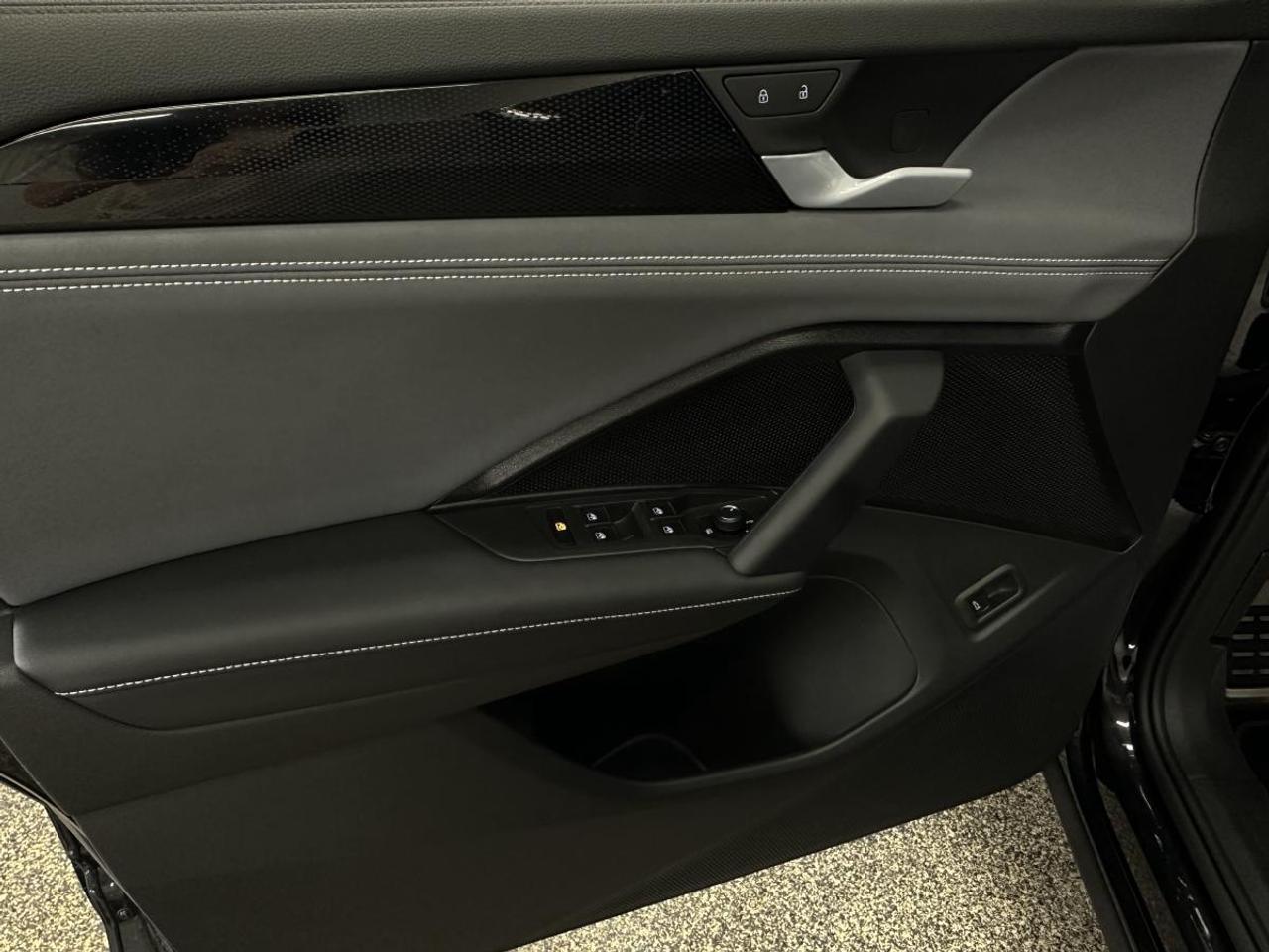 2026 Volkswagen Tiguan Comfortline R-Line Black Edition 4MOTION Photo