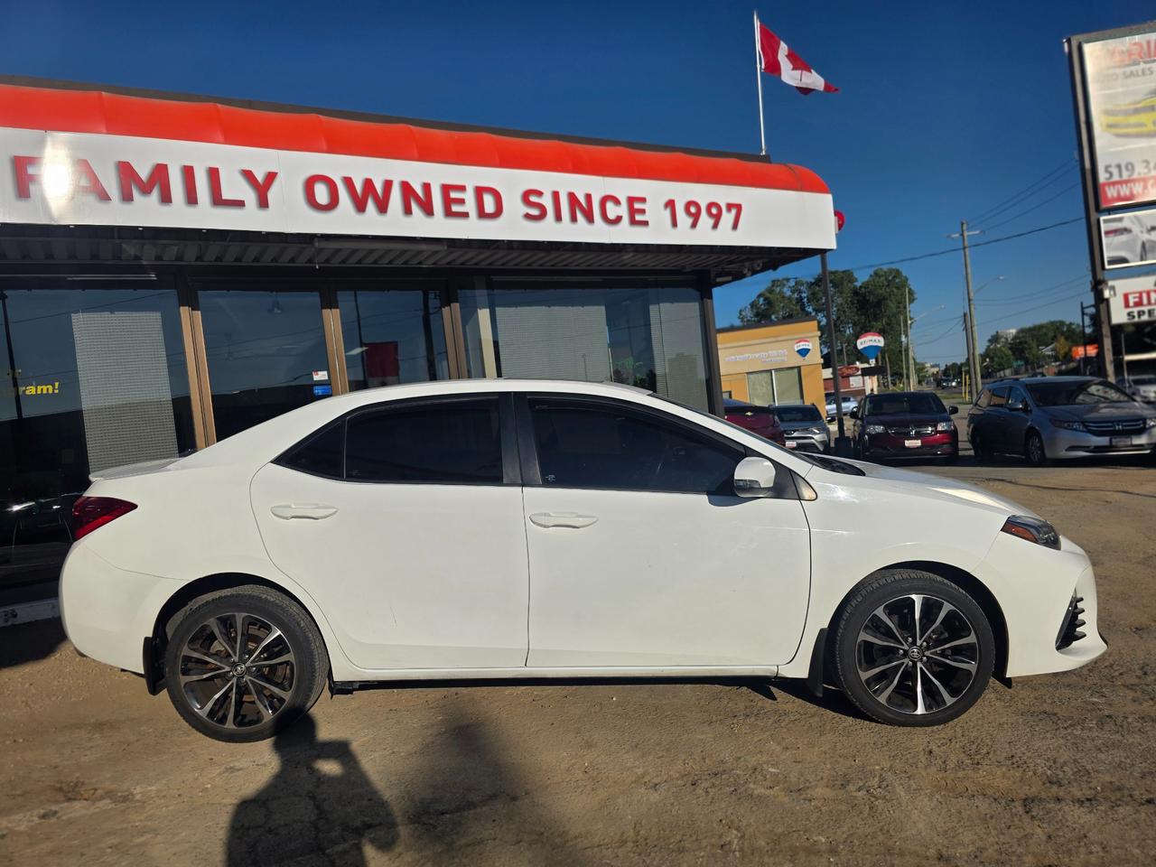 2017 Toyota Corolla SE ONE OWNER | ACCIDENT FREE | Sunroof | Backup Camera Photo