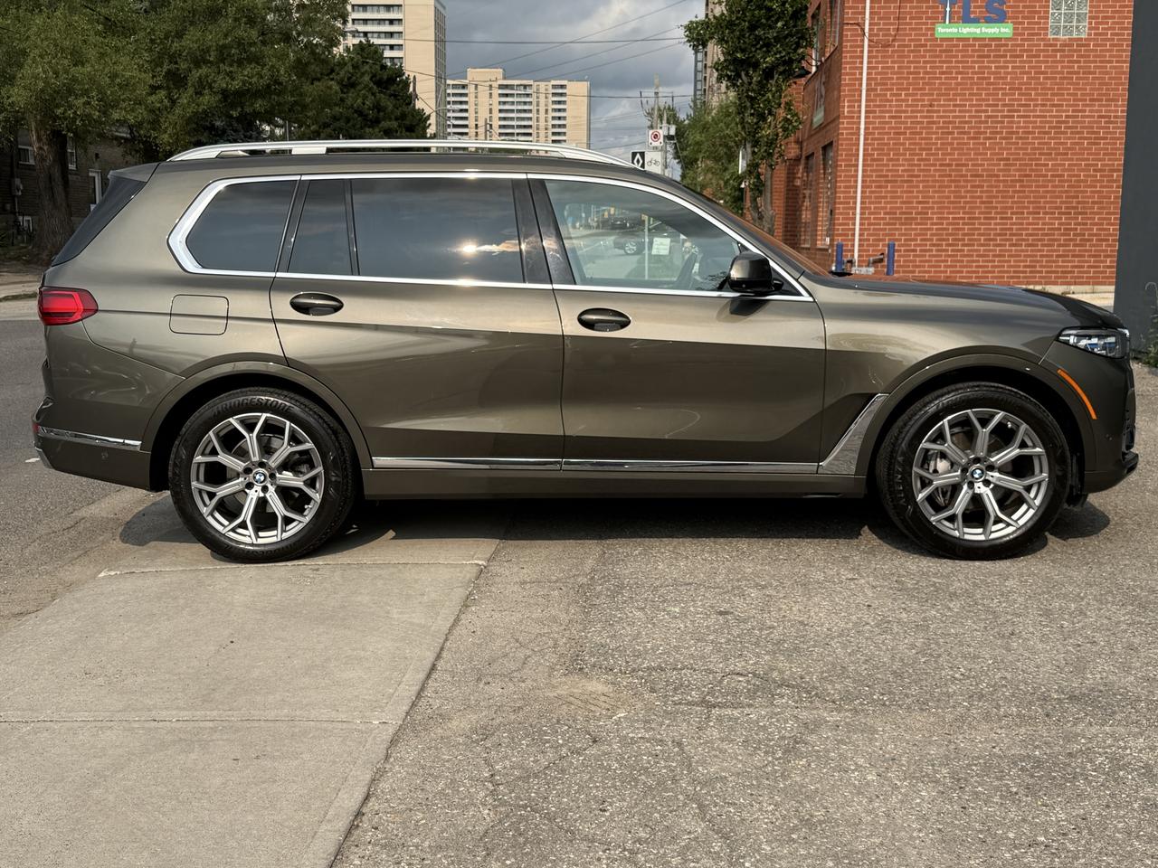2021 BMW X7 xDrive40i Photo3