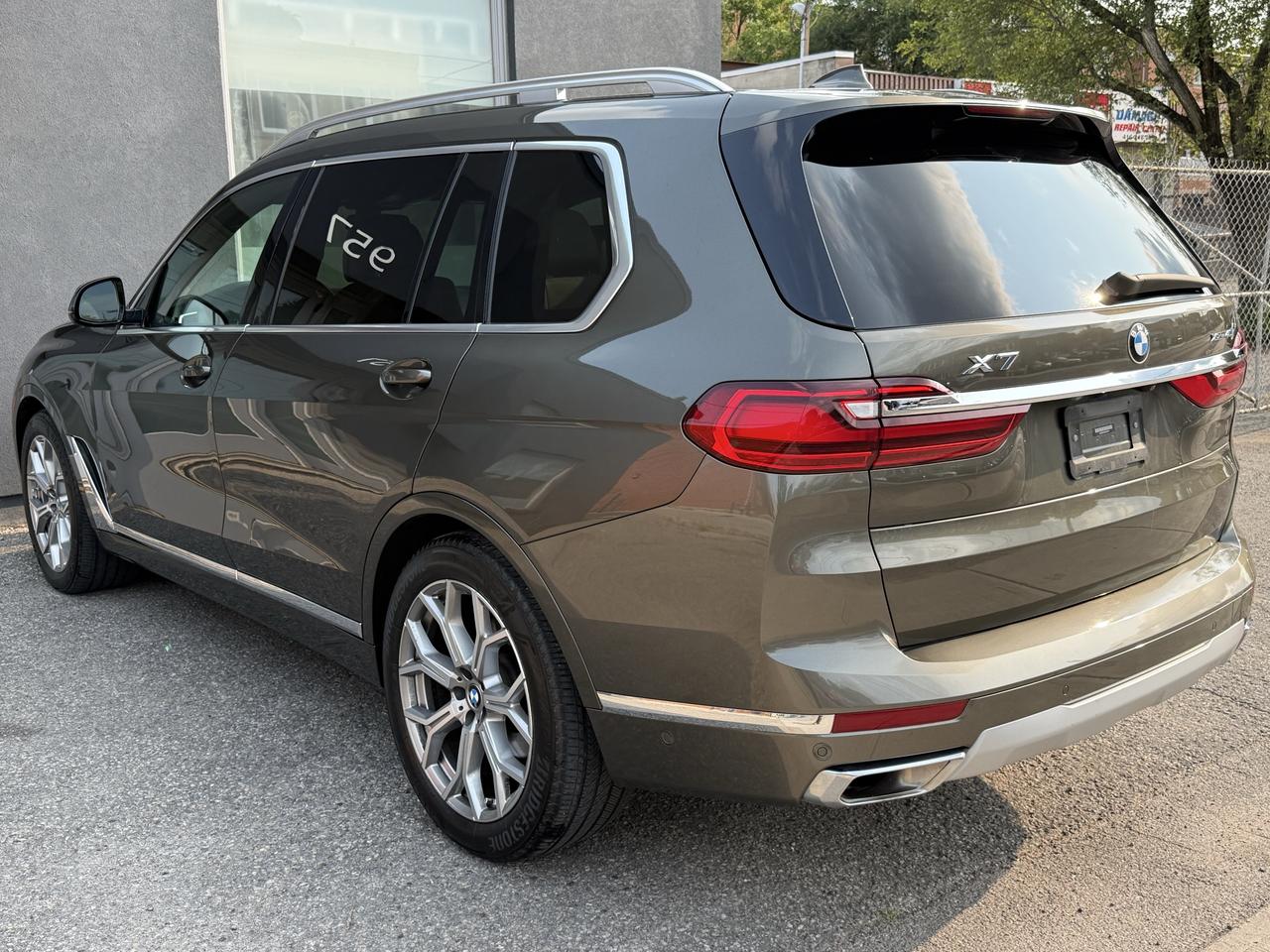 2021 BMW X7 xDrive40i Photo4