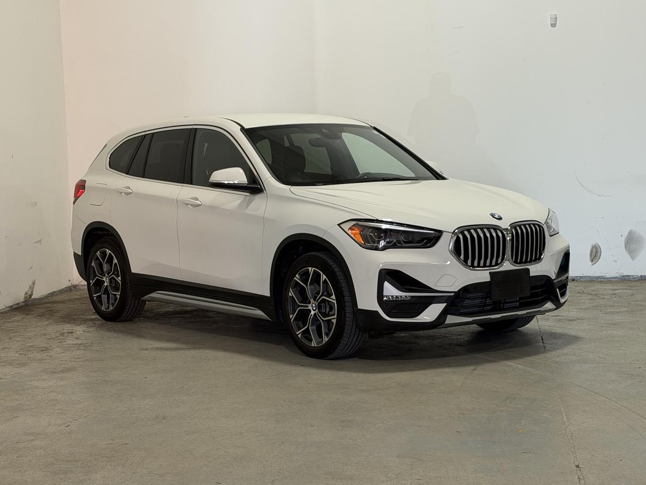 2022 BMW X1 xDrive28i | LEATHER | PANOROOF | CARPLAY Photo2