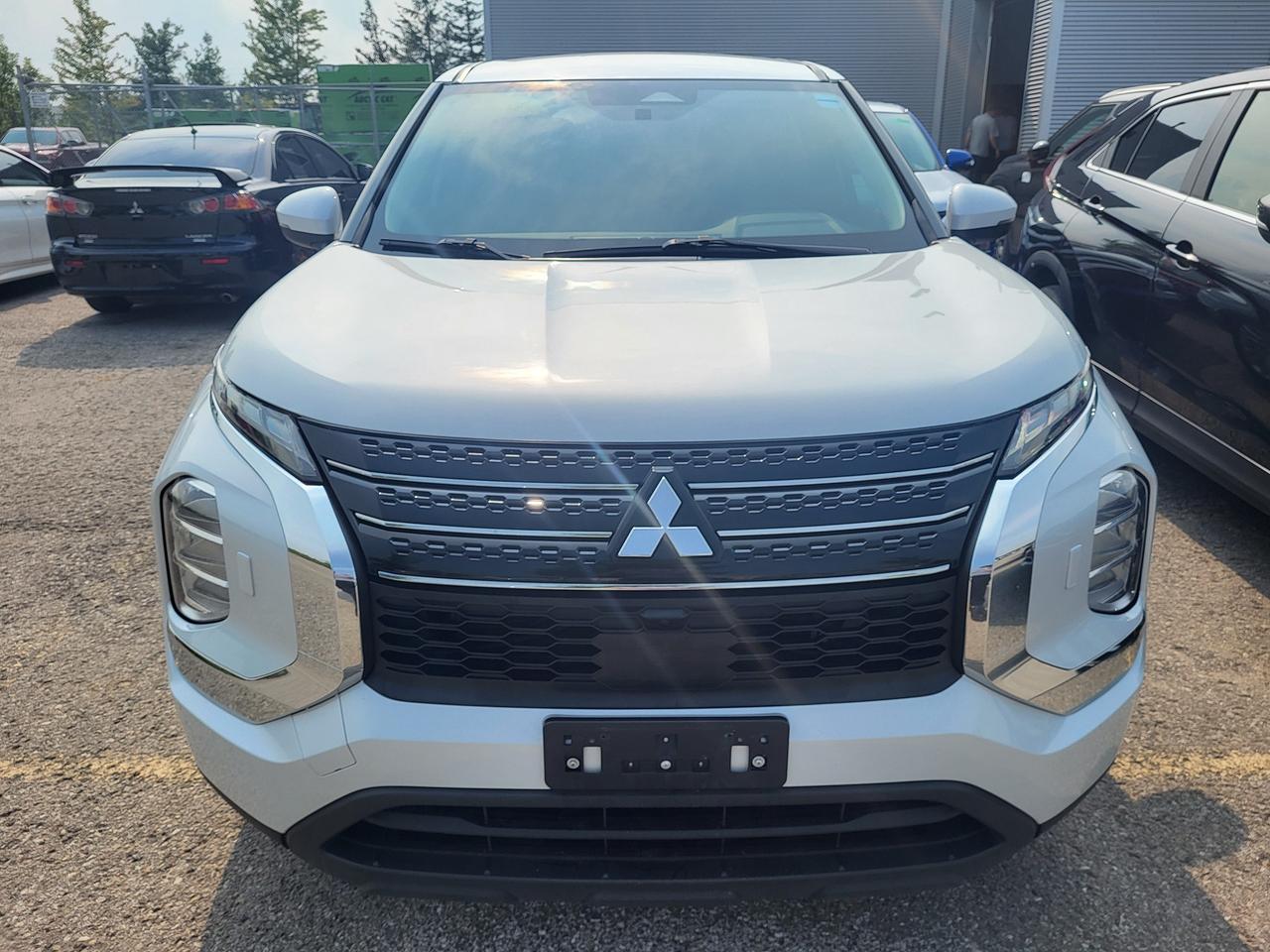 2024 Mitsubishi Outlander ES S-AWC Photo