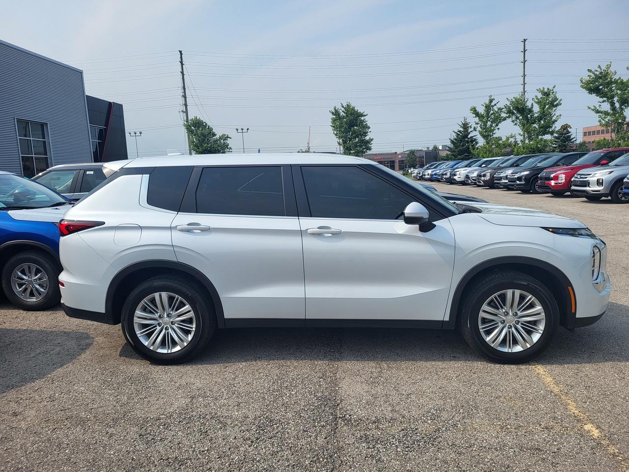 2024 Mitsubishi Outlander ES S-AWC Photo