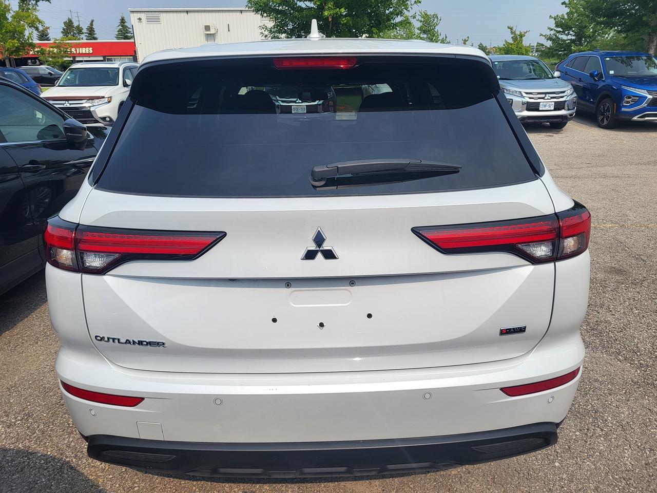 2024 Mitsubishi Outlander ES S-AWC Photo
