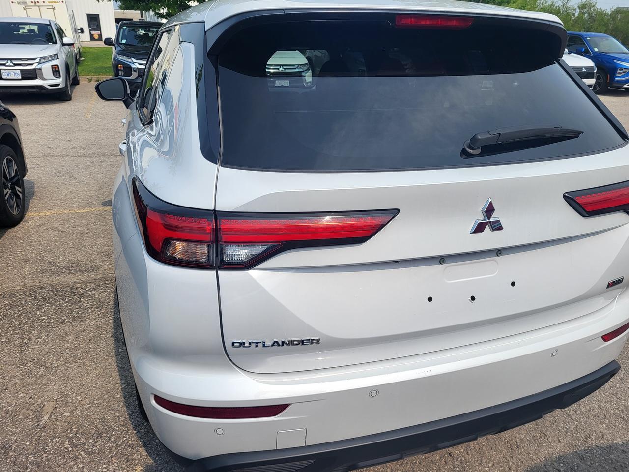 2024 Mitsubishi Outlander ES S-AWC Photo