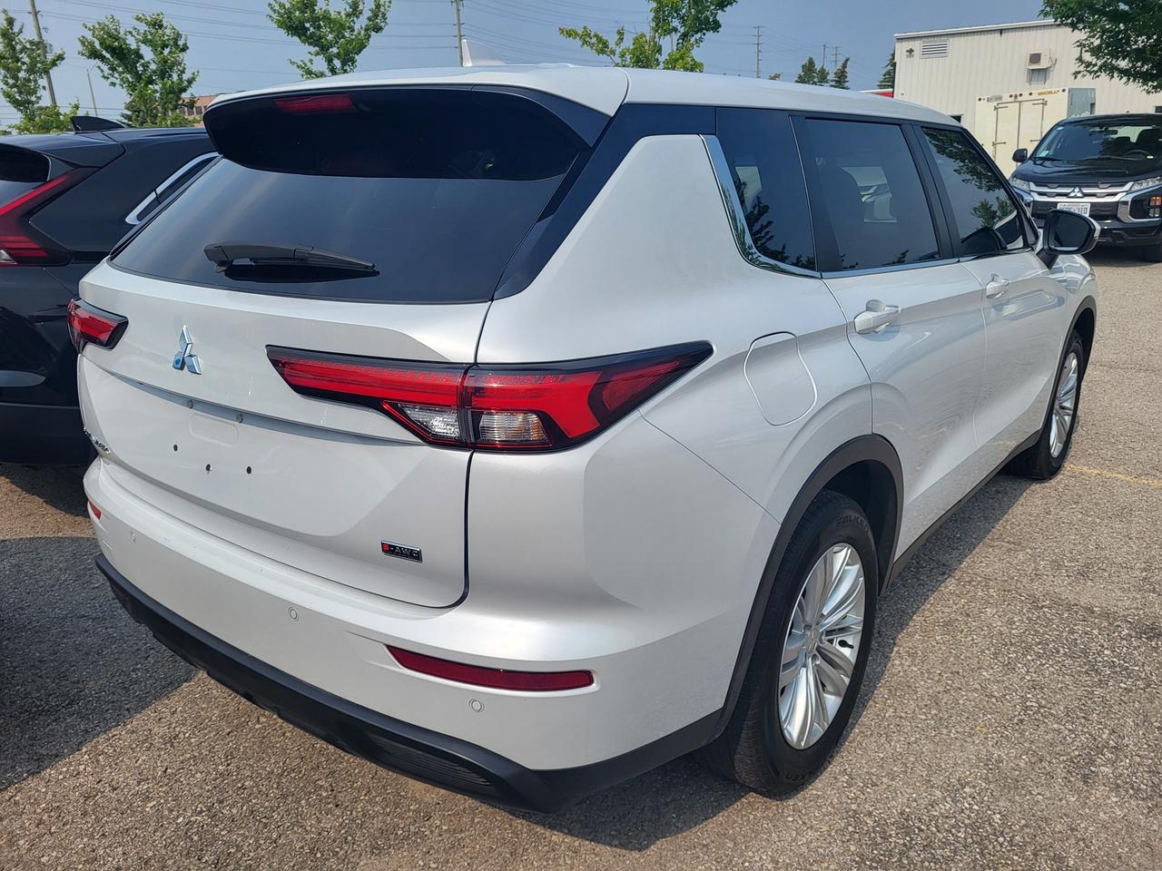 2024 Mitsubishi Outlander ES S-AWC Photo
