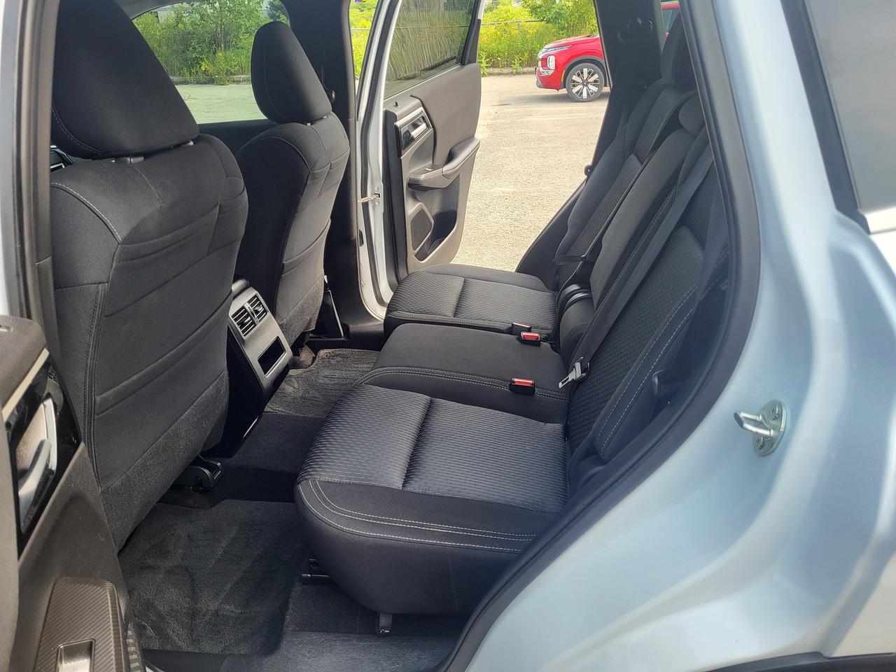 2024 Mitsubishi Outlander ES S-AWC Photo
