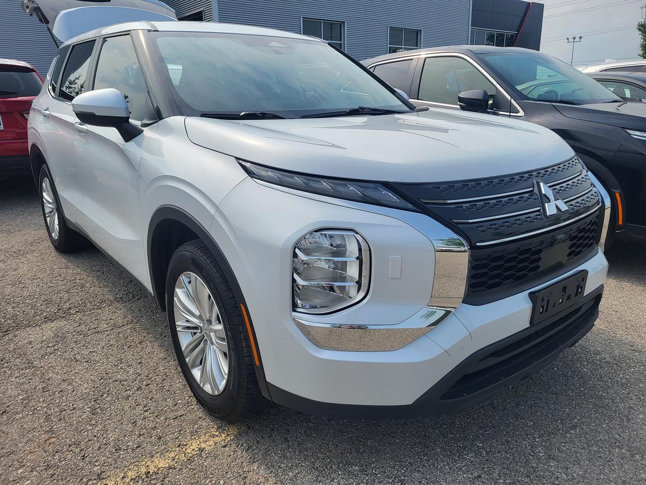 2024 Mitsubishi Outlander ES S-AWC Photo