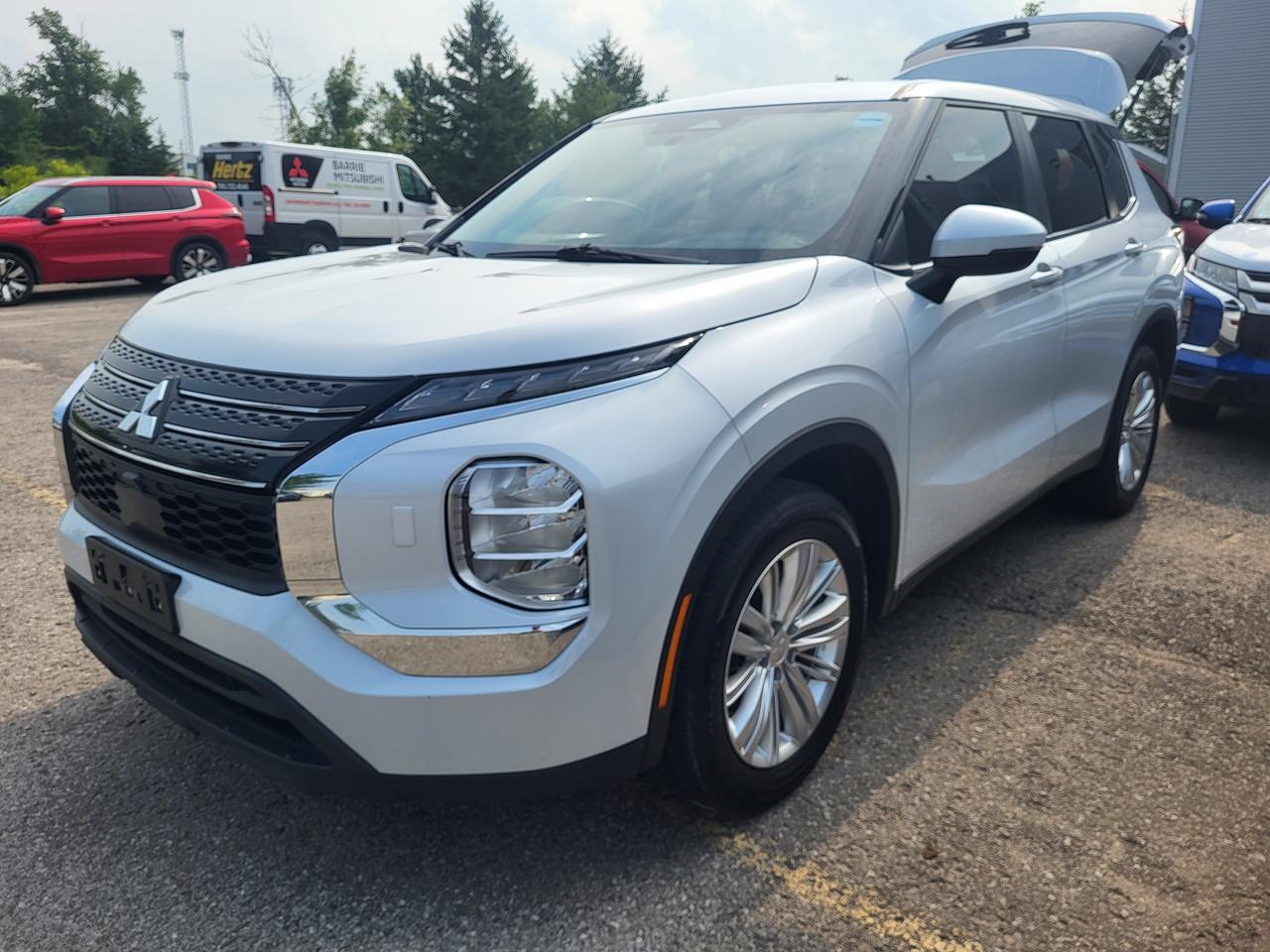 2024 Mitsubishi Outlander ES S-AWC Photo
