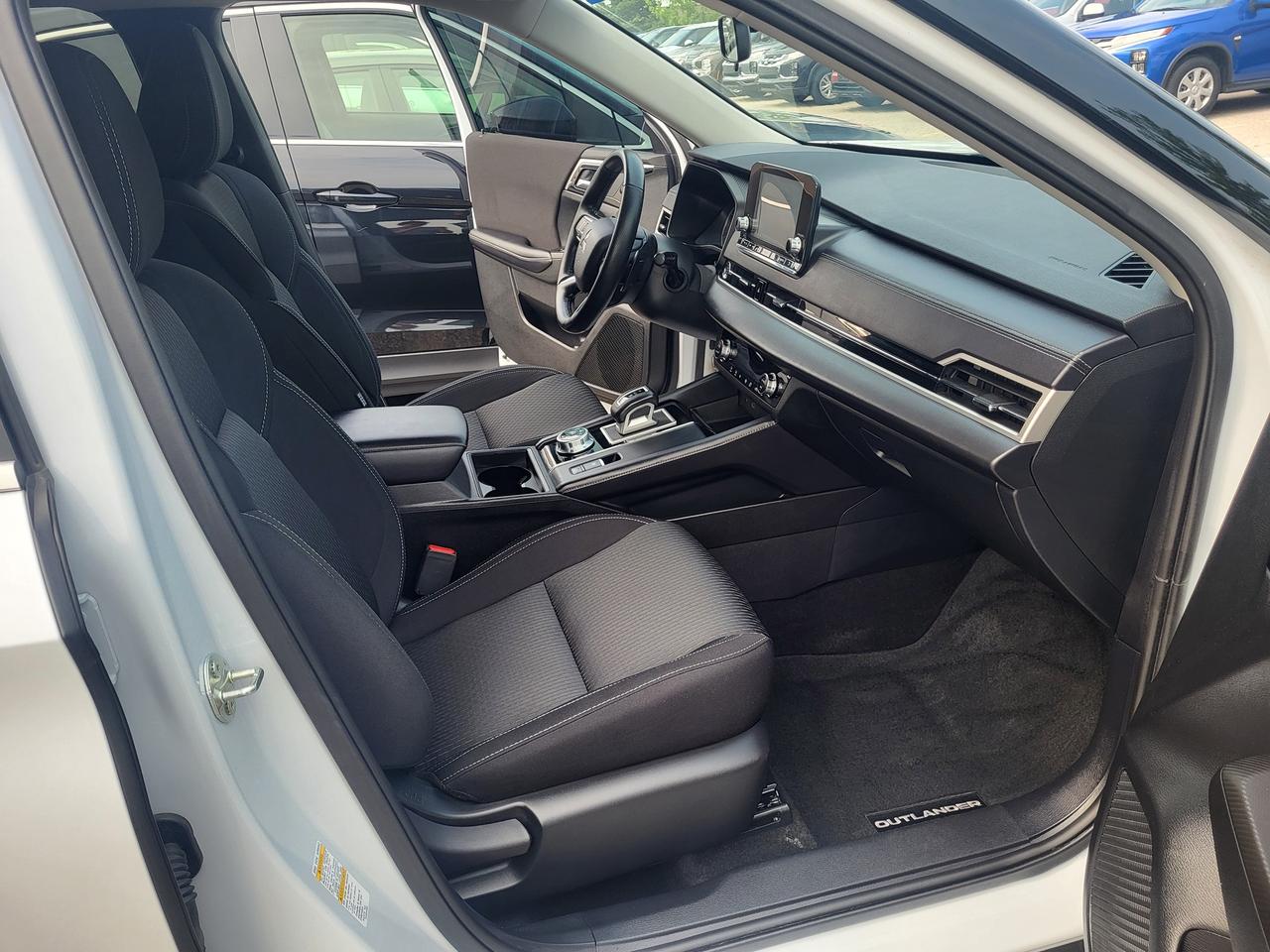 2024 Mitsubishi Outlander ES S-AWC Photo