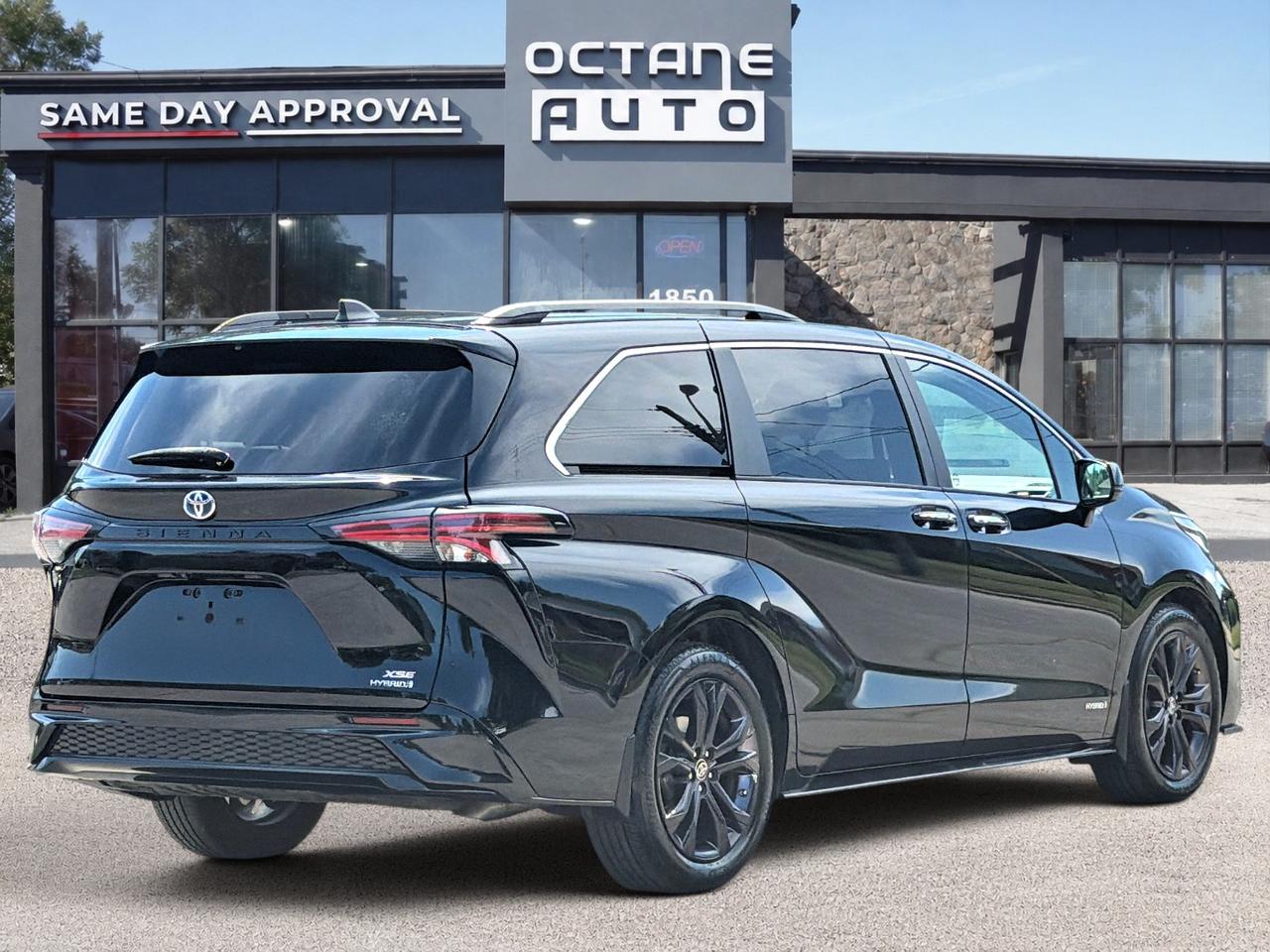 2021 Toyota Sienna XSE 7-Passenger FWD Photo